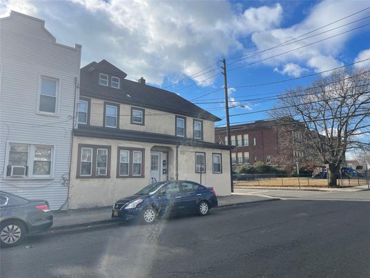 Exterior, Facade, Rowhouse