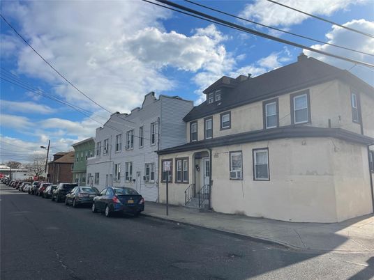Exterior, Facade, Queen Anne Victorian