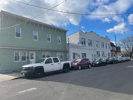 Exterior, Facade, Rowhouse