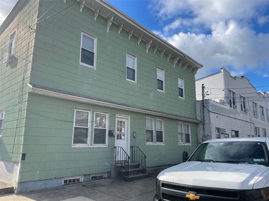 Exterior, Facade, Rowhouse