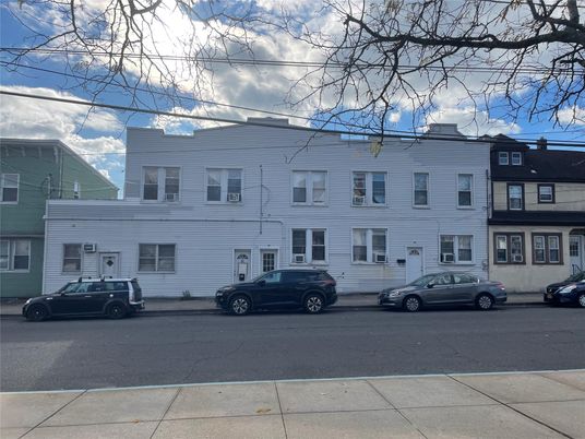Exterior, Facade, Rowhouse