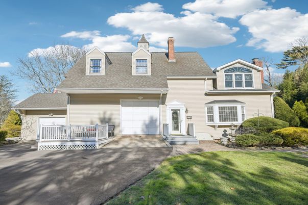 Attached, Exterior, Facade, Cape Cod