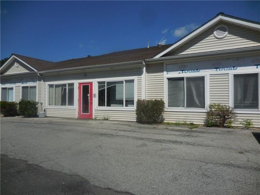 Exterior, Facade, Ranch