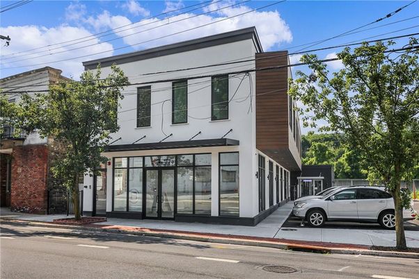 Exterior, Facade, Modern