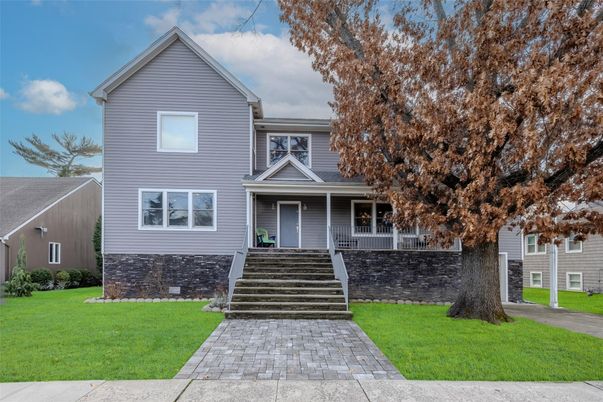Exterior, Facade, American Craftsman