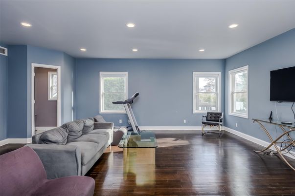 Fitness Equipment, Interior, Living room, Recessed Lighting, Wood Texture Flooring