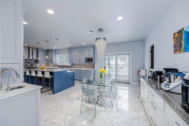 Chandelier, Dining room, Interior, Kitchen, Marble, Pendant Lights, Recessed Lighting, Stainless Steel Appliances