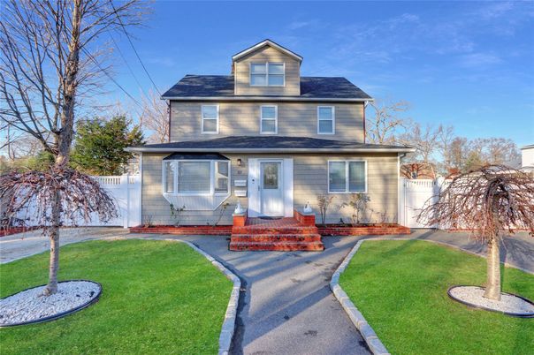 Exterior, Facade, American Foursquare