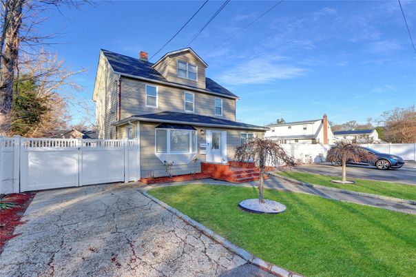 Attached, Exterior, Facade, American Foursquare