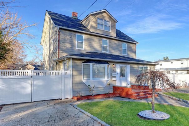 Exterior, Facade, Cape Cod