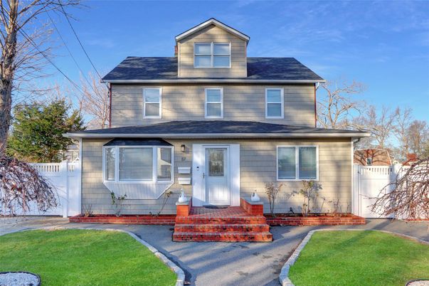 Exterior, Facade, American Foursquare