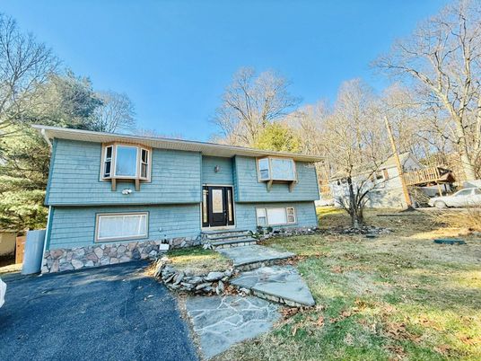 Backyard, Exterior, Facade, Raised Ranch