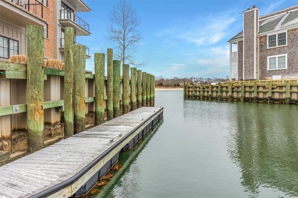 Exterior, Lake