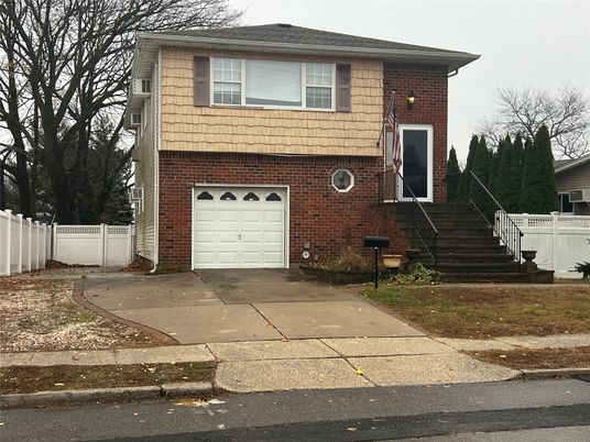 Attached, Exterior, Facade, Brick Facade, Split Level