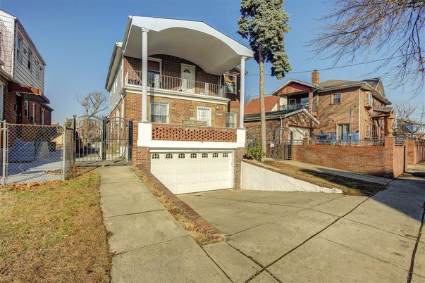 Attached, Exterior, Facade, Brick Facade, Queen Anne Victorian