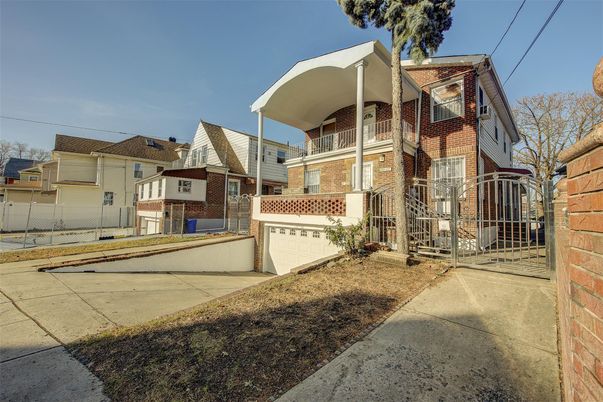 Attached, Exterior, Facade, Brick Facade, Queen Anne Victorian