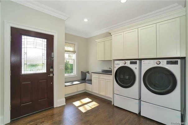 Interior, Recessed Lighting, Washer, Wood Texture Flooring