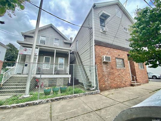 Exterior, Facade, Brick Facade, Queen Anne Victorian