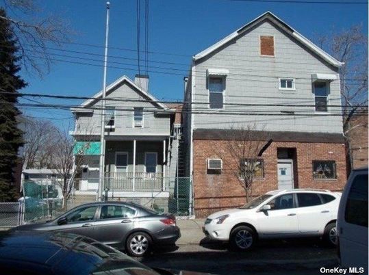 Exterior, Facade, Brick Facade, Rowhouse