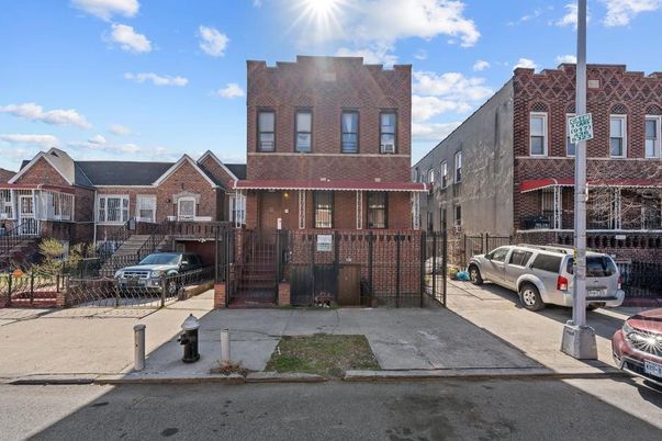 Exterior, Facade, Brick Facade, Rowhouse