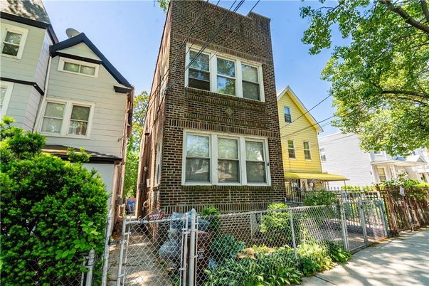 Exterior, Facade, Brick Facade, Rowhouse