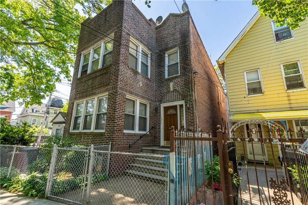 Exterior, Facade, Brick Facade, Rowhouse