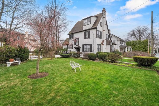 Backyard, Exterior, Facade, Queen Anne Victorian