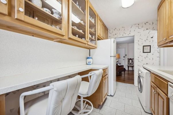 Interior, Washer, Wood Texture Flooring