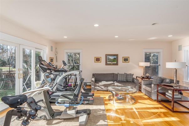 Fitness Equipment, Interior, Living room, Recessed Lighting, Wood Texture Flooring