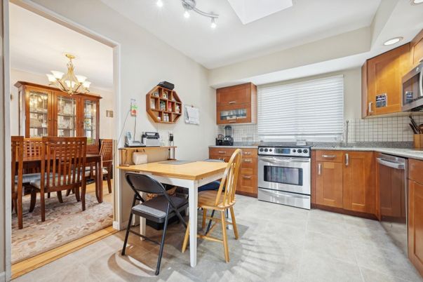 Chandelier, Dining room, Interior, Kitchen, Recessed Lighting, Stainless Steel Appliances