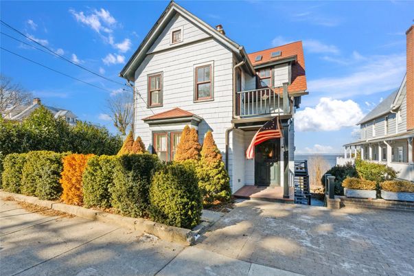 Exterior, Facade, Queen Anne Victorian