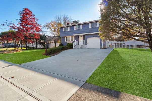 Attached, Exterior, Facade, Split Level