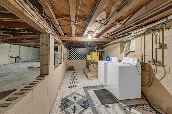 Interior, Washer, Wooden Beams