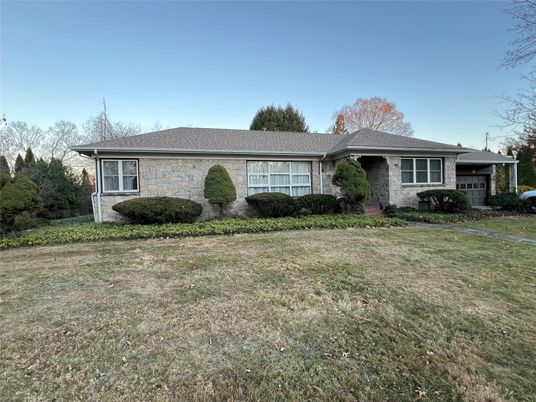 Backyard, Exterior, Facade, Brick Facade, Ranch