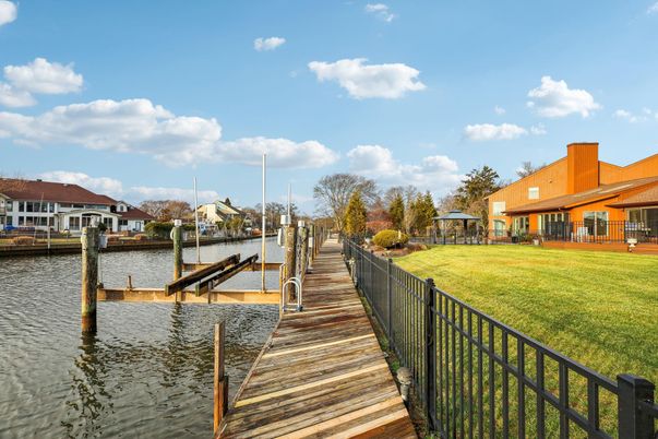 Exterior, Lake