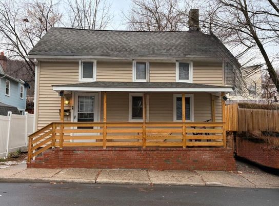 Exterior, Facade, American Foursquare