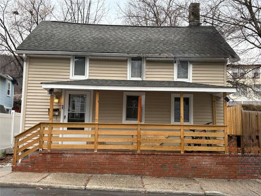 Exterior, Facade, American Foursquare