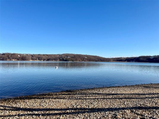 Exterior, Lake