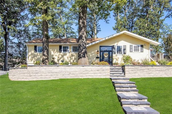 Exterior, Facade, Ranch