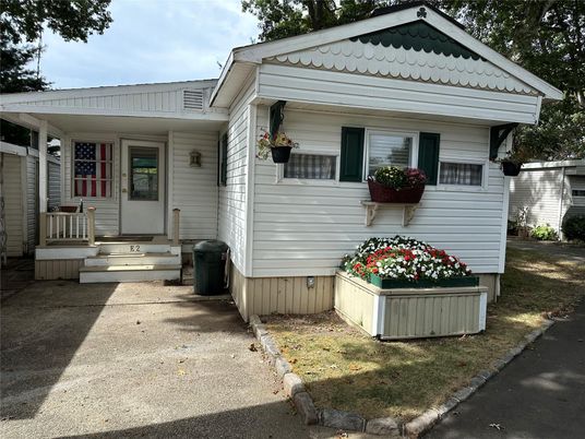 Exterior, Facade, American Foursquare