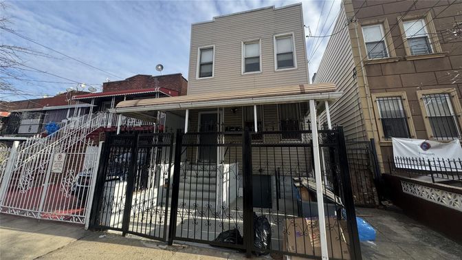 Exterior, Facade, Rowhouse