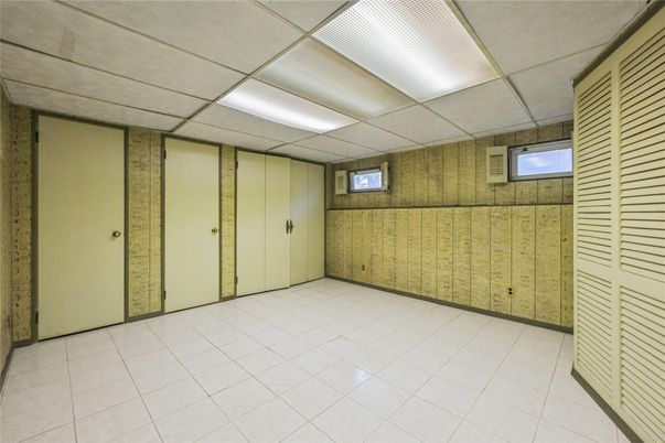 Empty room, Interior