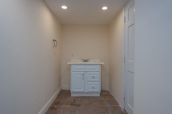 Bathroom, Interior, Recessed Lighting