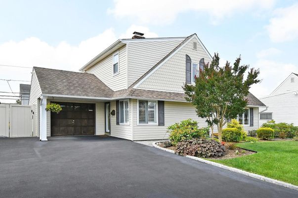 Attached, Exterior, Facade, Cape Cod