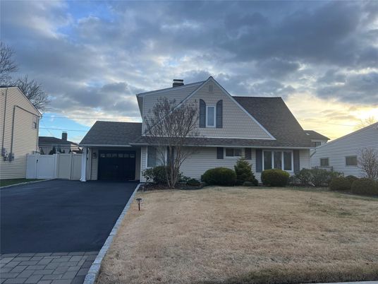 Attached, Exterior, Facade, Cape Cod