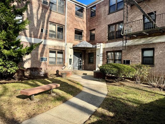Exterior, Facade, Brick Facade, Rowhouse