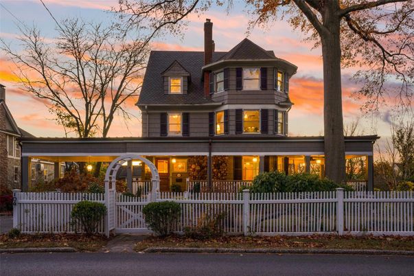 Exterior, Facade, Queen Anne Victorian
