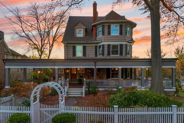 Exterior, Facade, Queen Anne Victorian
