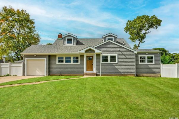 Attached, Exterior, Facade, Cape Cod