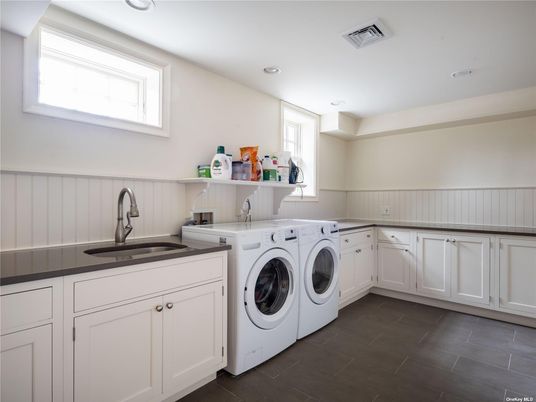 Interior, Recessed Lighting, Washer, Wood Texture Flooring